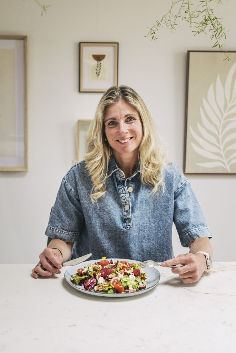 Coach Sabine met een gezonde maaltijd uit een coachtraject van Dailylicious